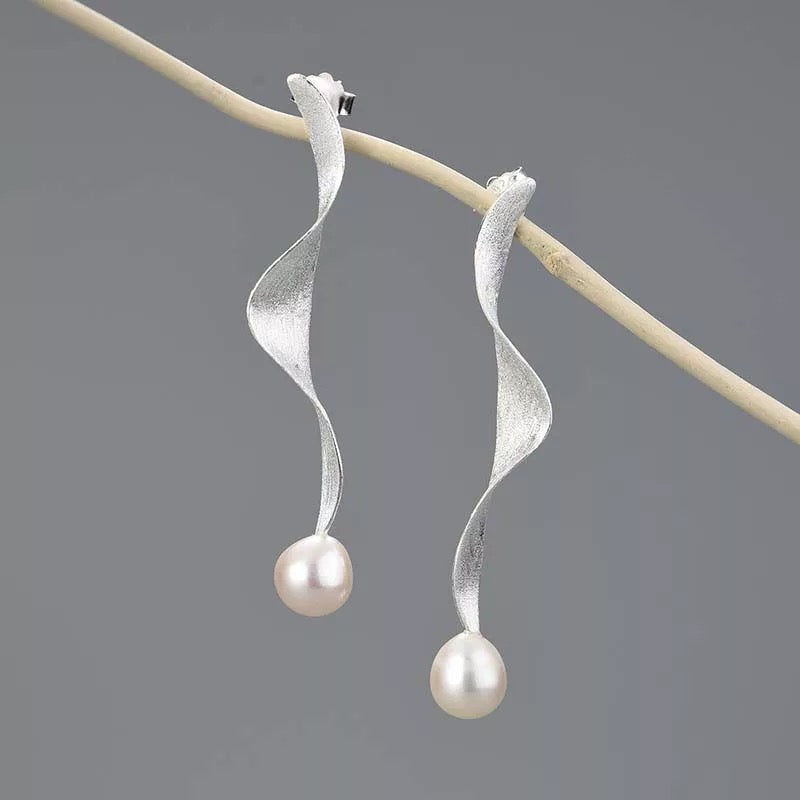 Elegante Perlenohrringe Welle