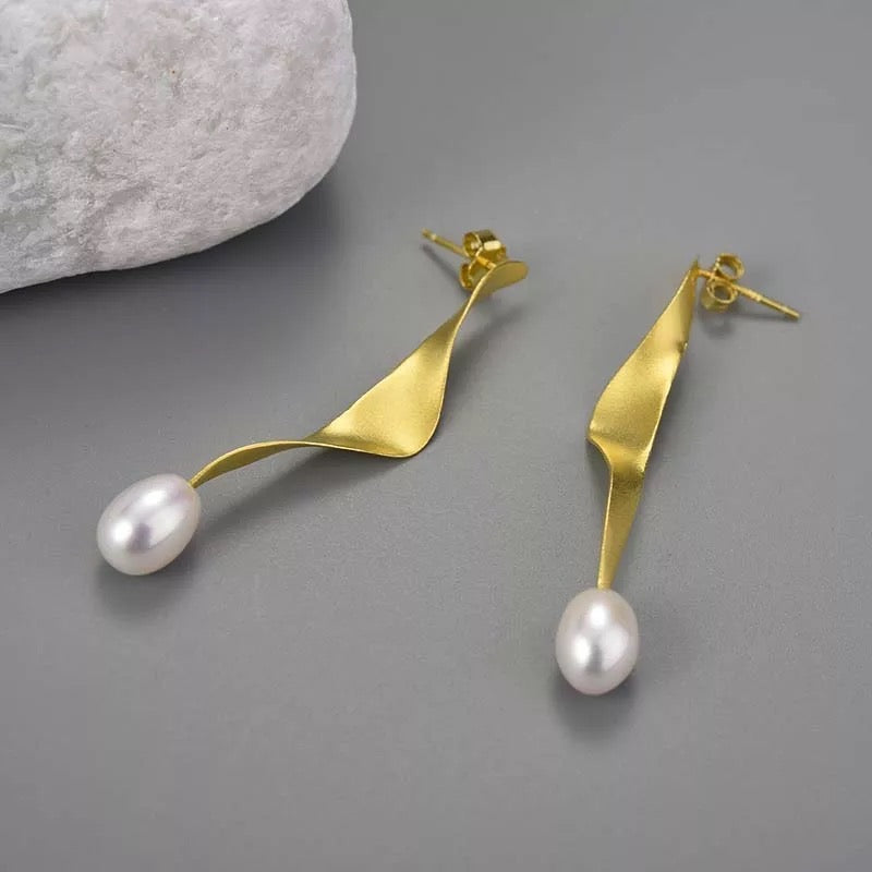 Elegante Perlenohrringe Welle