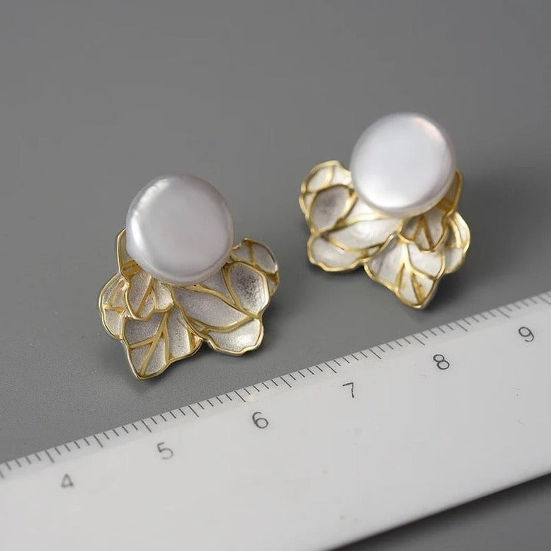 Pearl earrings flat pearl and leaves