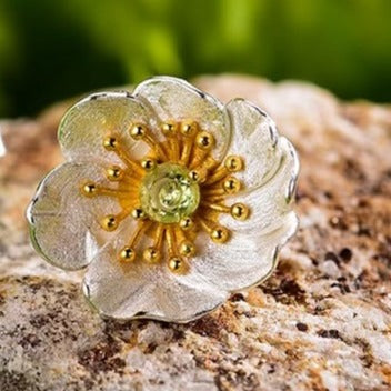Handgefertigte Ohrstecker "Blühende Anemone" mit Peridot Silber