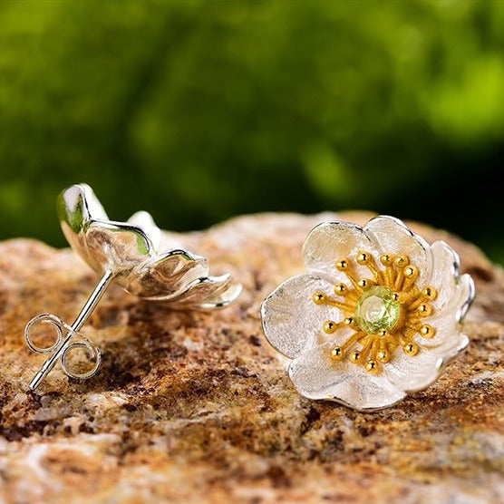 Handgefertigte Ohrstecker "Blühende Anemone" mit Peridot Silber