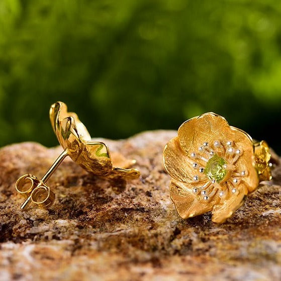 Handgefertigte Ohrstecker "Blühende Anemone" mit Peridot Silber