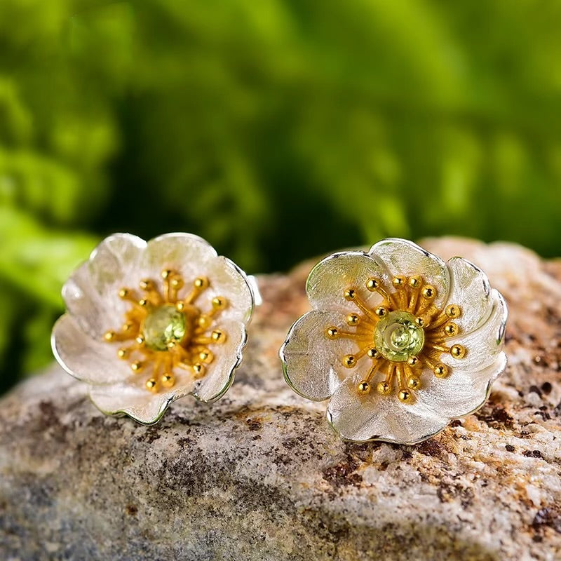 Handgefertigte Ohrstecker "Blühende Anemone" mit Peridot Silber
