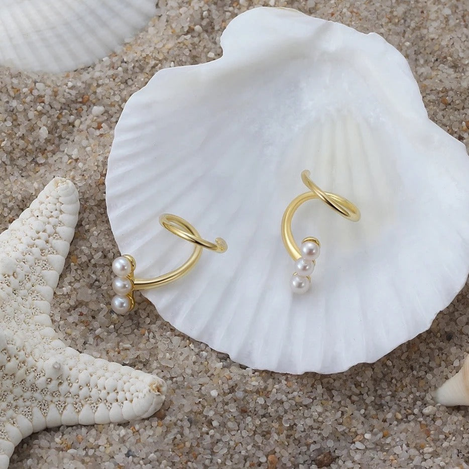 Modern earrings: small spiral and 3 freshwater pearls