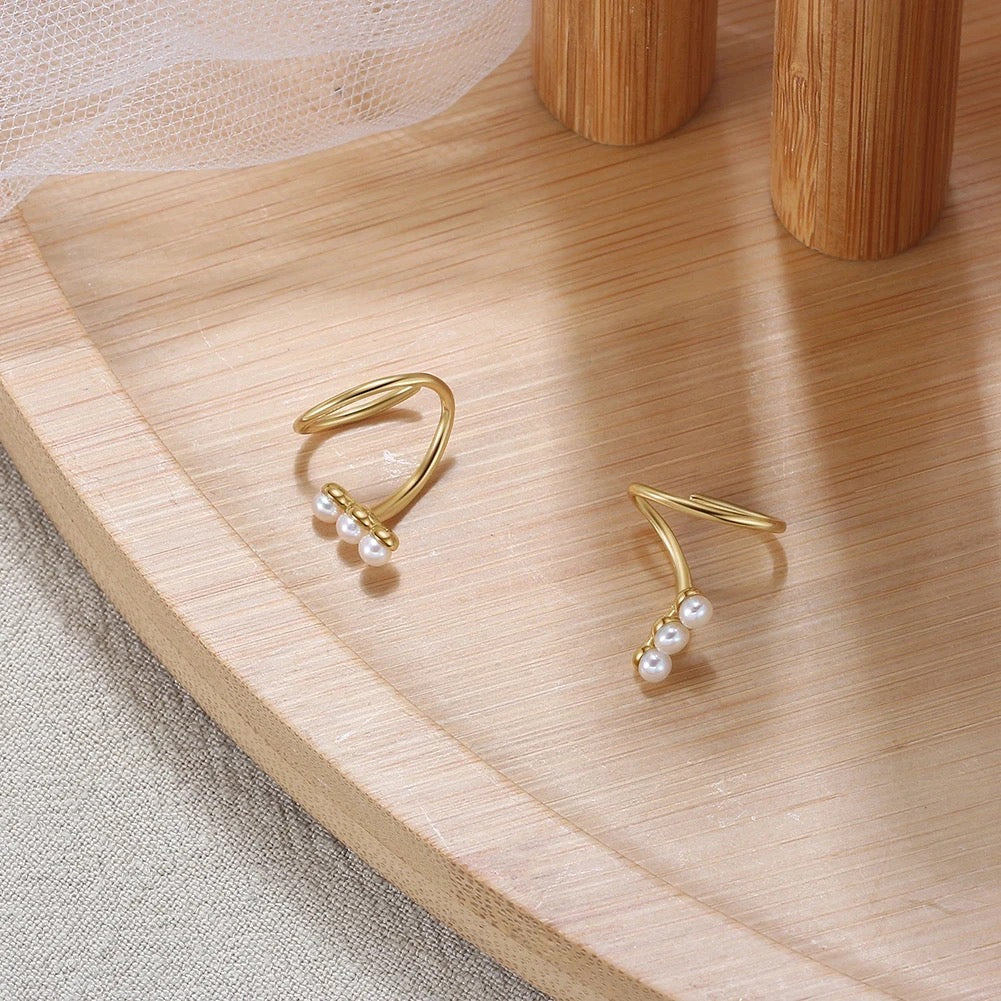 Modern earrings: small spiral and 3 freshwater pearls