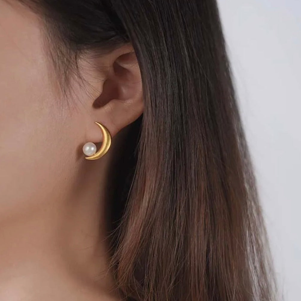 Earrings moon and pearl