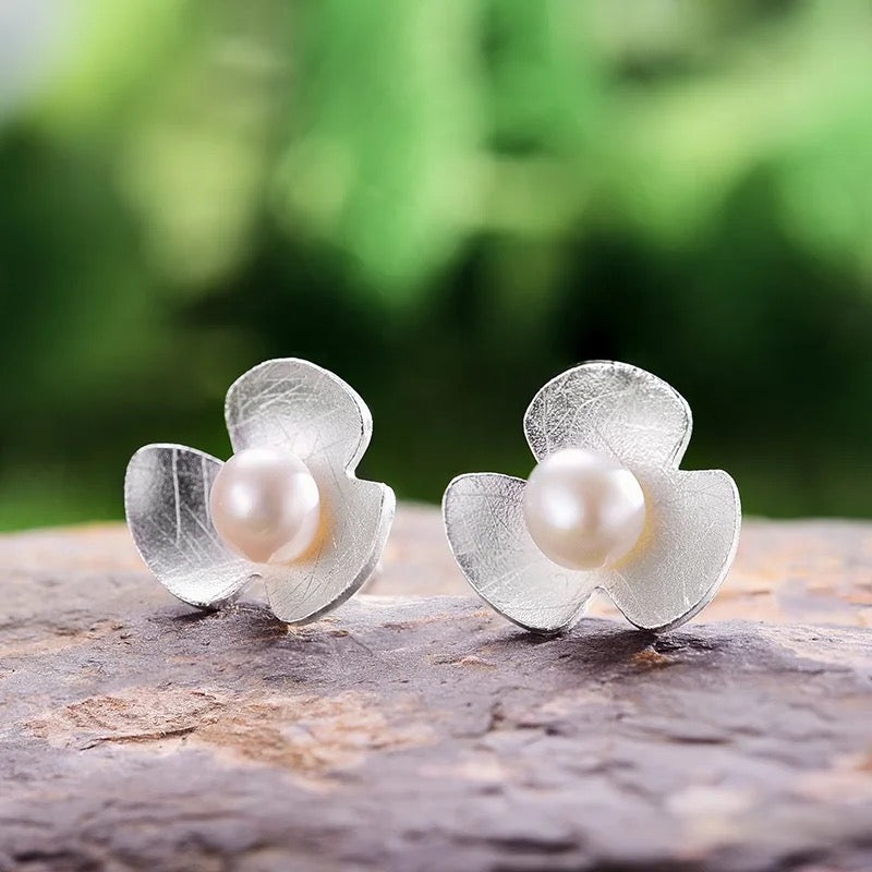 Stud earrings clover leaf with pearl