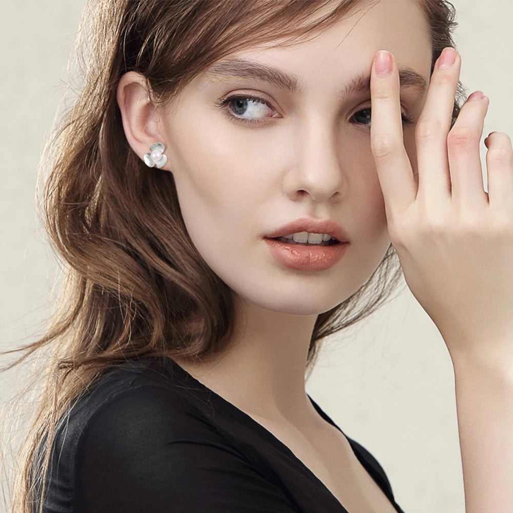 Stud earrings clover leaf with pearl