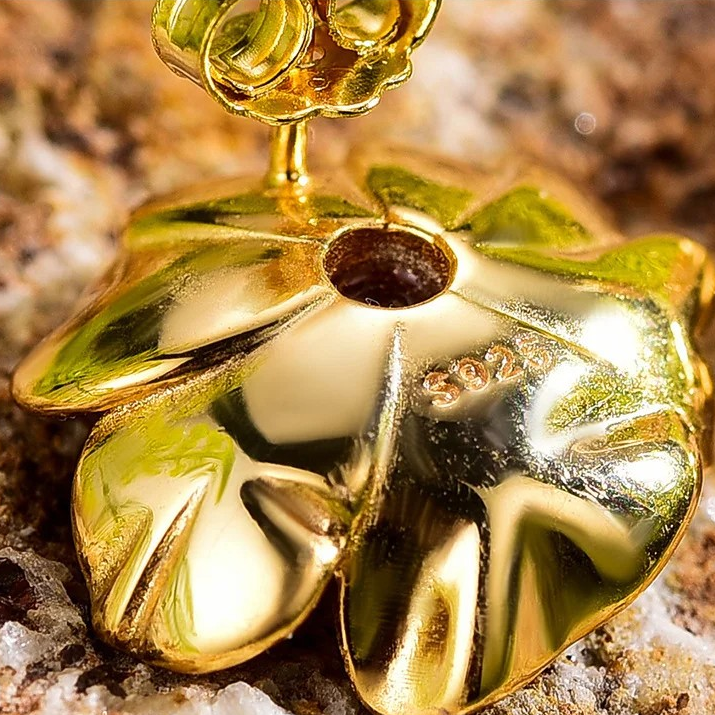 Handgefertigte Ohrstecker "Blühende Anemone" mit Peridot Silber