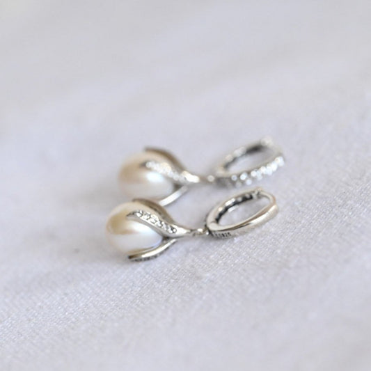 Handmade pearl earrings delicate flower, natural pearls, 925 silver