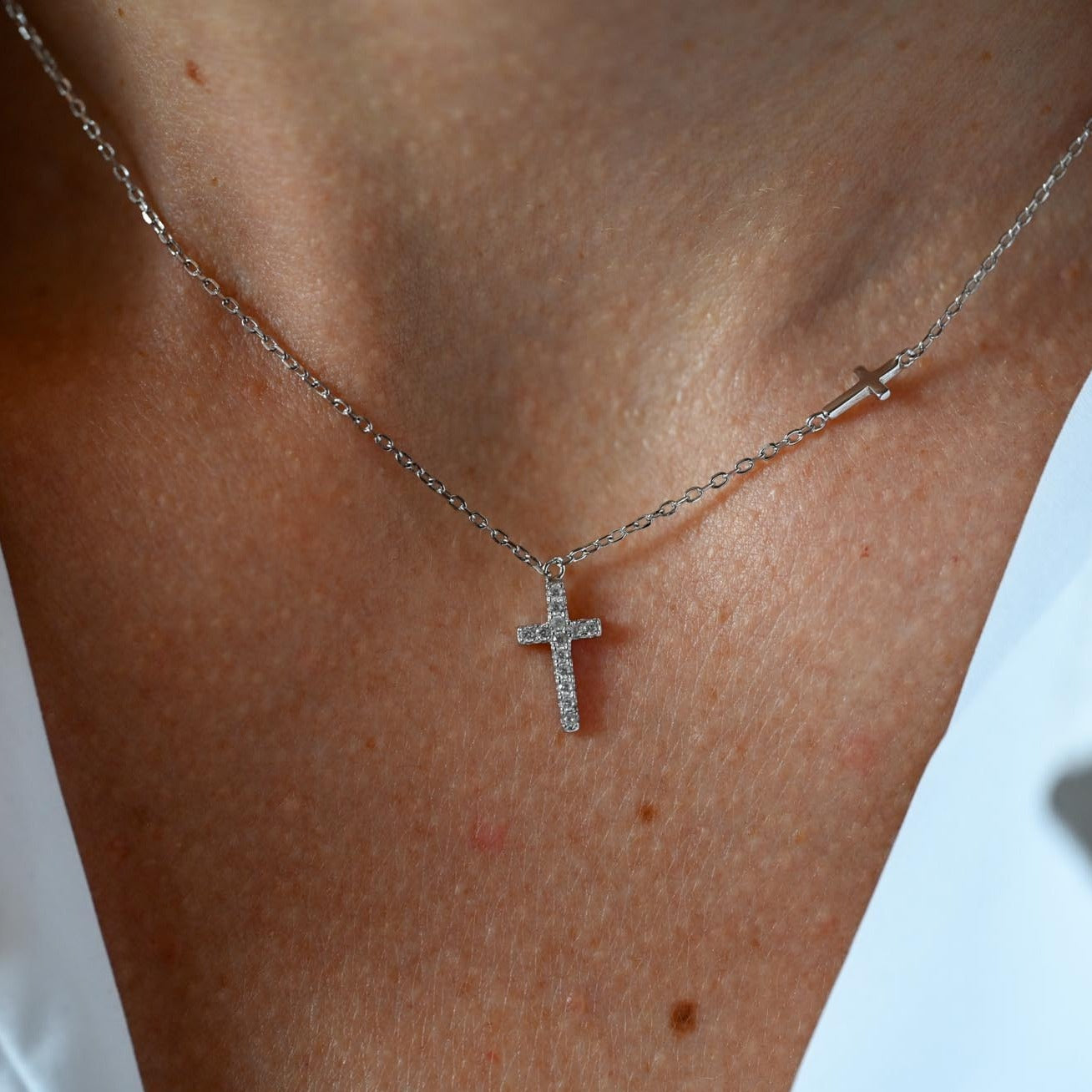 Minimalistische Halskette mit kleinem Zirkon Kreuz Anhänger, 925er Silber