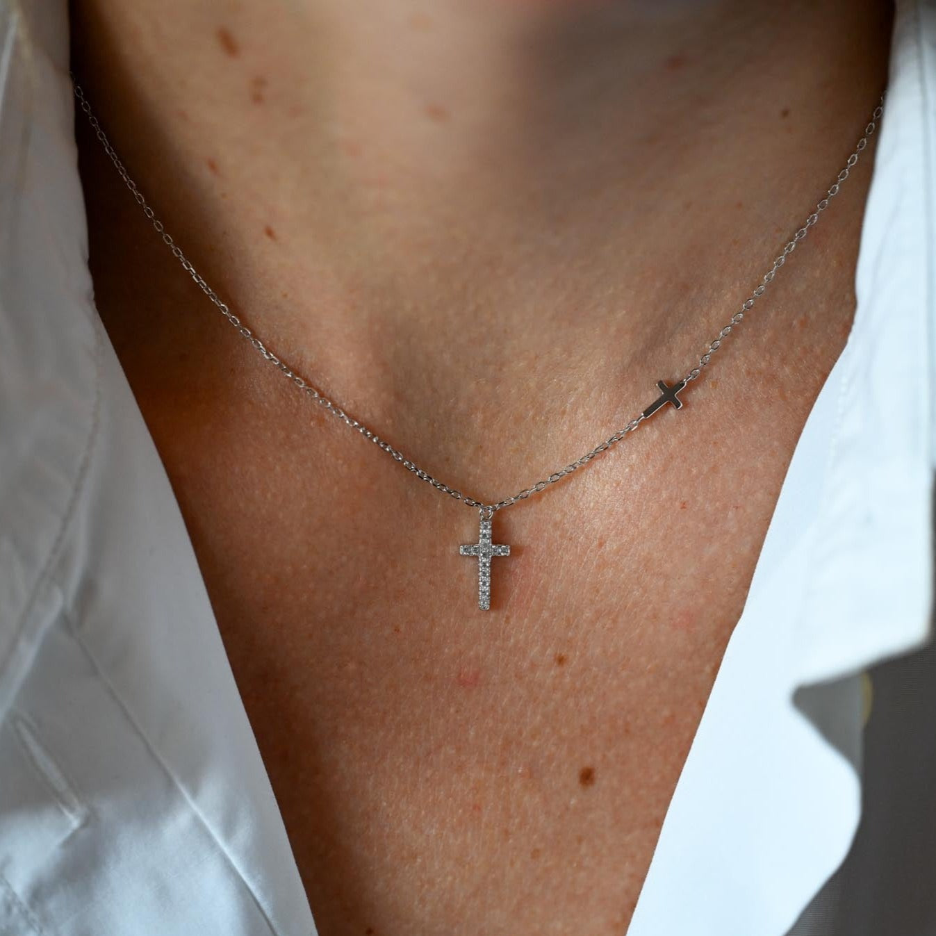 Minimalistische Halskette mit kleinem Zirkon Kreuz Anhänger, 925er Silber