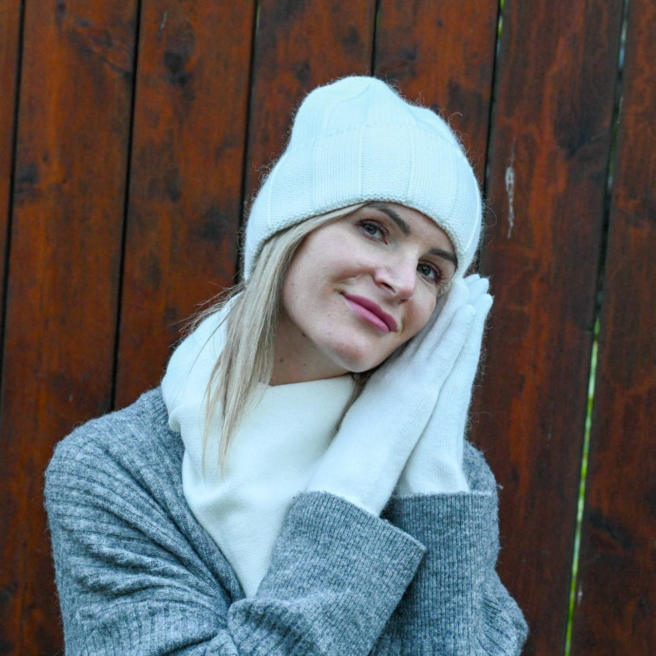 High-quality warm, soft hat, gloves and scarf made of cashmere and merino wool for women, white