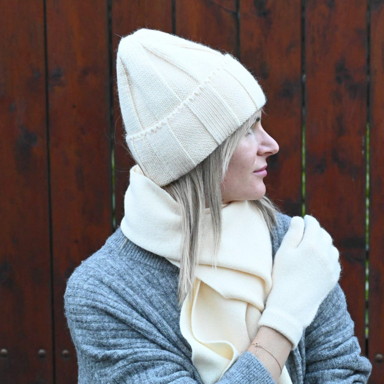 High-quality warm, soft hat, gloves and scarf made of cashmere and merino wool for women, beige