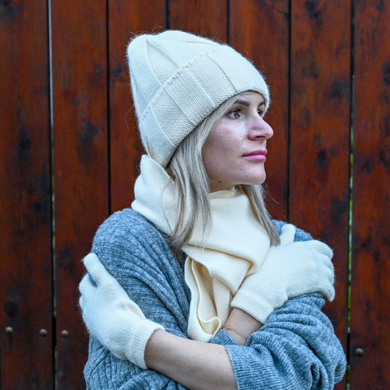 High-quality warm, soft hat, gloves and scarf made of cashmere and merino wool for women, beige