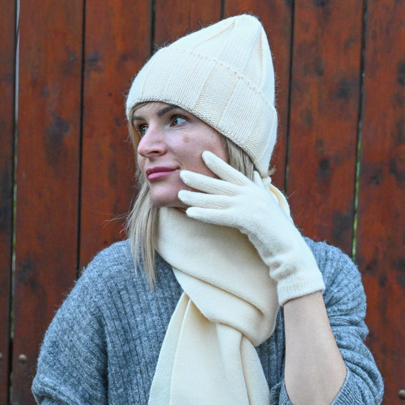 High-quality warm, soft hat, gloves and scarf made of cashmere and merino wool for women, beige