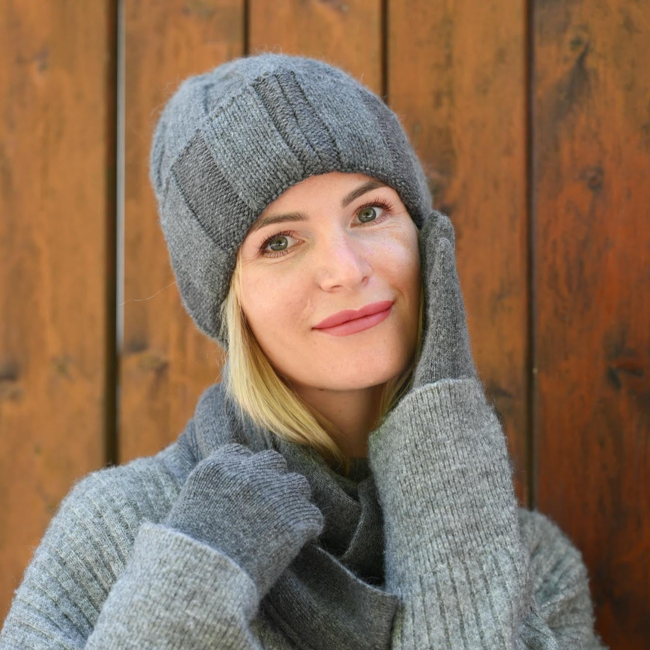 High-quality warm, soft hat, gloves and scarf made of cashmere and merino wool for women, dark grey