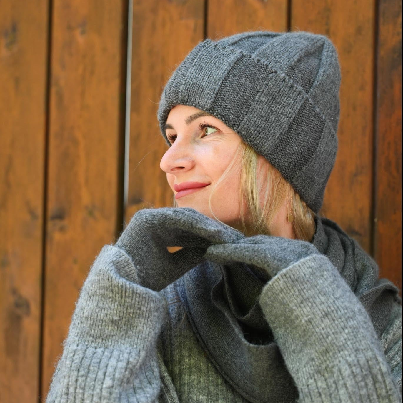 High-quality warm, soft hat, gloves and scarf made of cashmere and merino wool for women, dark grey