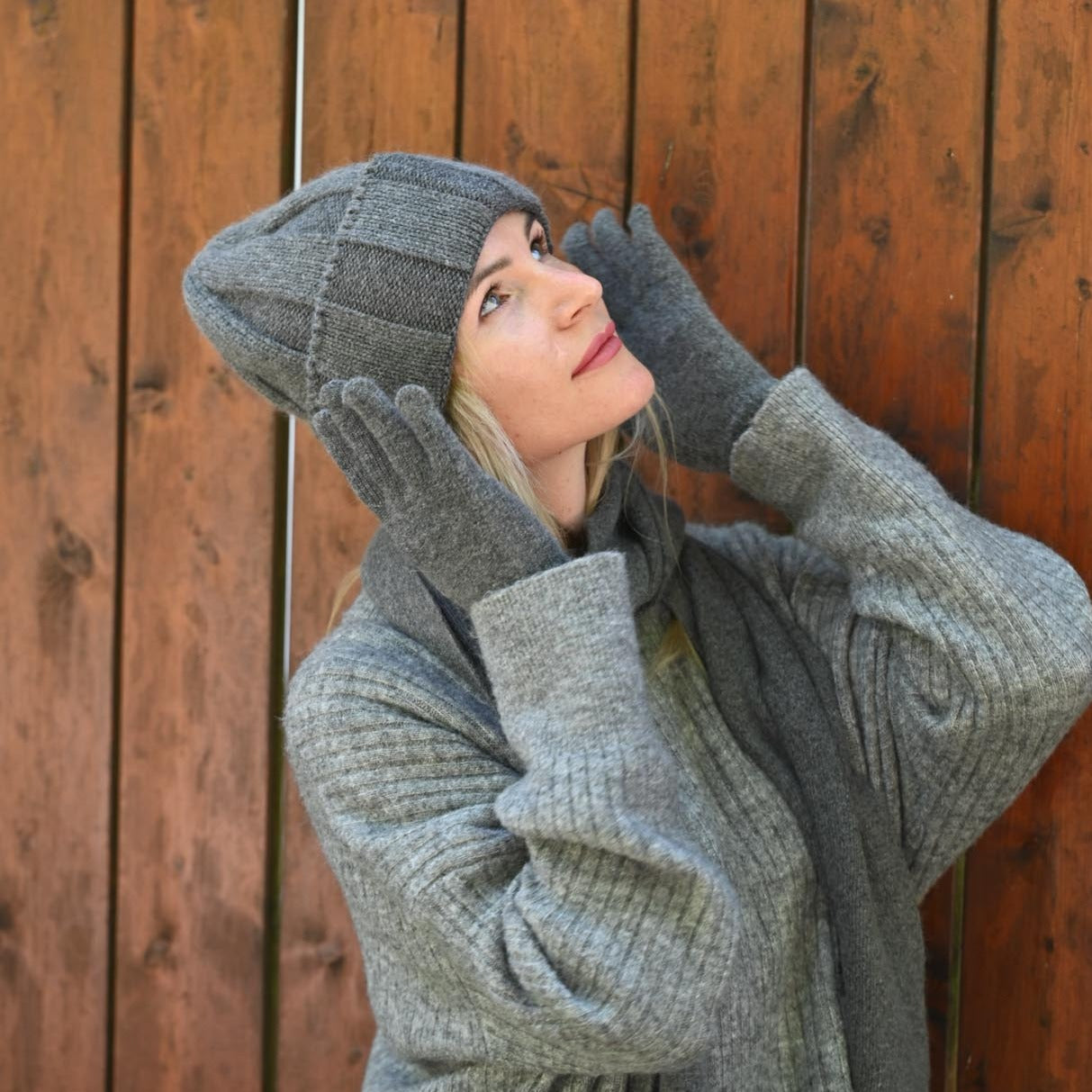 High-quality warm, soft hat, gloves and scarf made of cashmere and merino wool for women, dark grey