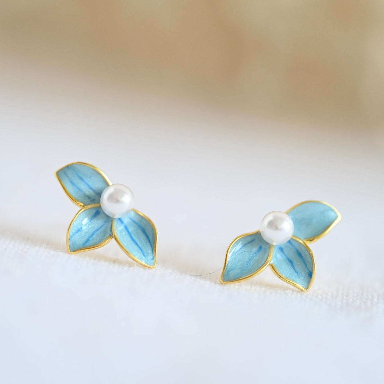 Ohrstecker Kleine Blaue Blume mit Perle, 925er Silber, 18K Gold