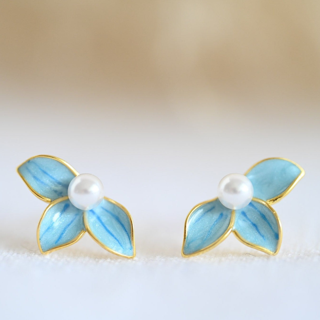 Ohrstecker Kleine Blaue Blume mit Perle, 925er Silber, 18K Gold