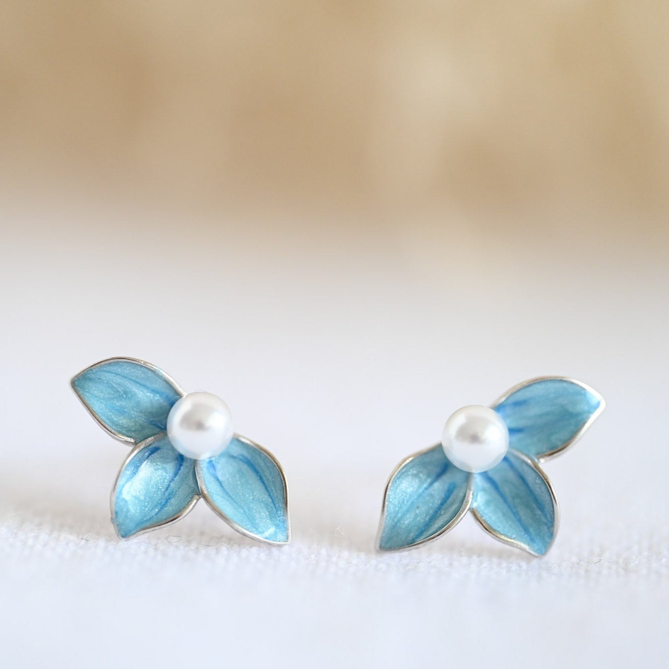 Ohrstecker Kleine Blaue Blume mit Perle, 925er Silber, 18K Gold