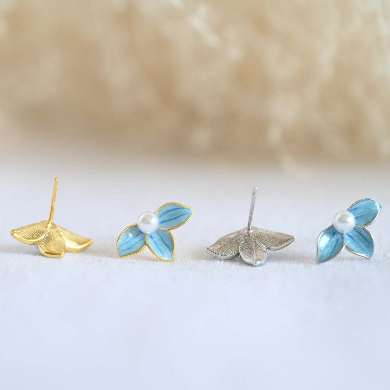 Ohrstecker Kleine Blaue Blume mit Perle, 925er Silber, 18K Gold