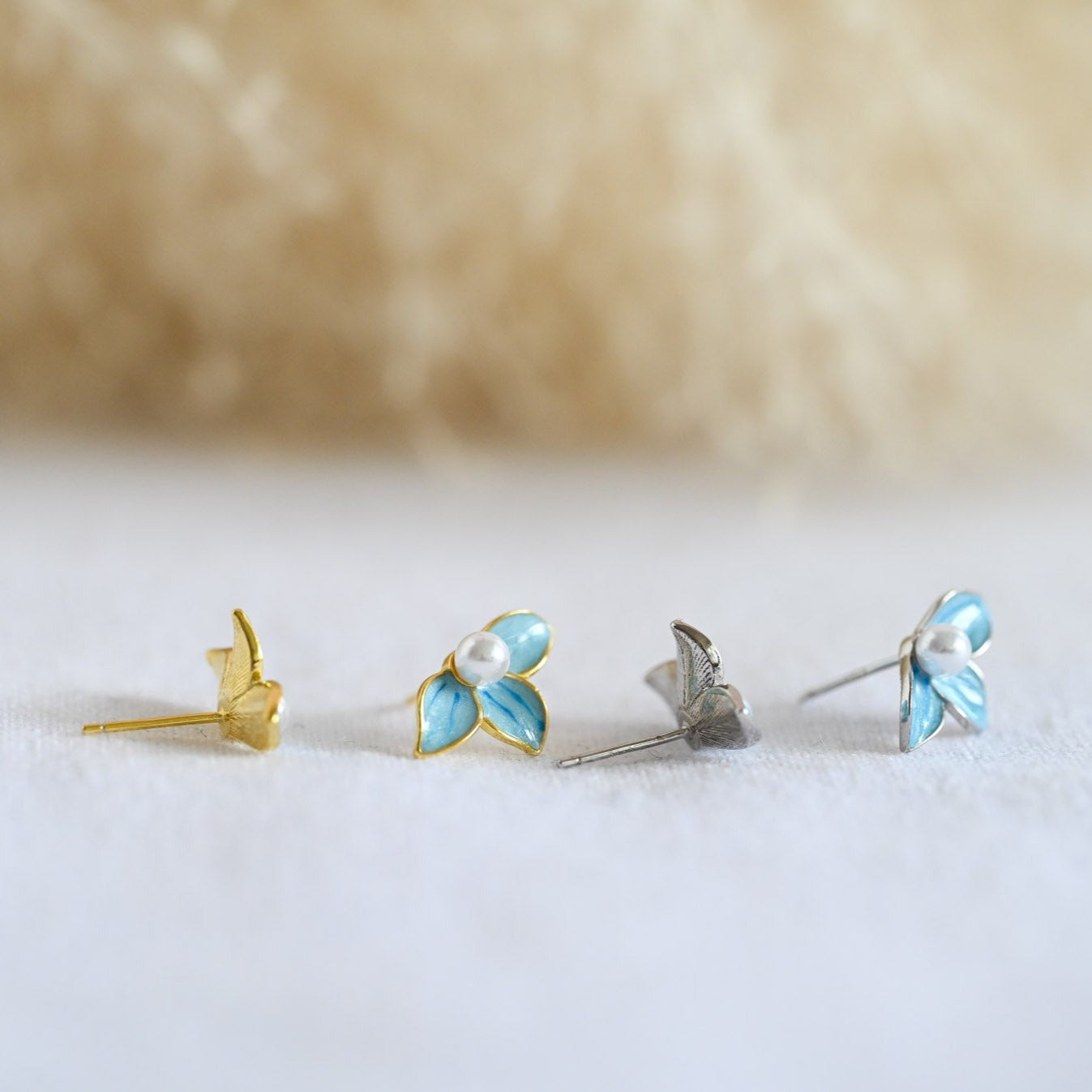 Ohrstecker Kleine Blaue Blume mit Perle, 925er Silber, 18K Gold