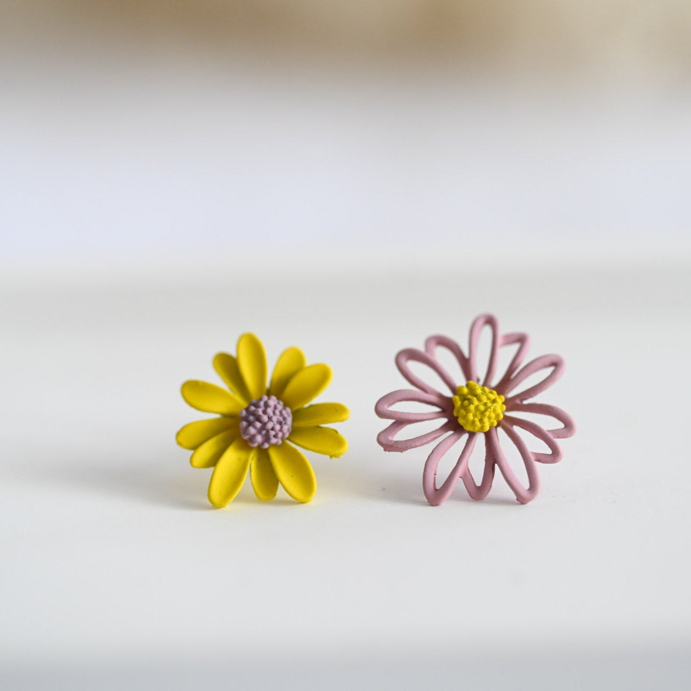 Chrysantheme und Gänseblümchen Ohrstecker aus Polymer Clay