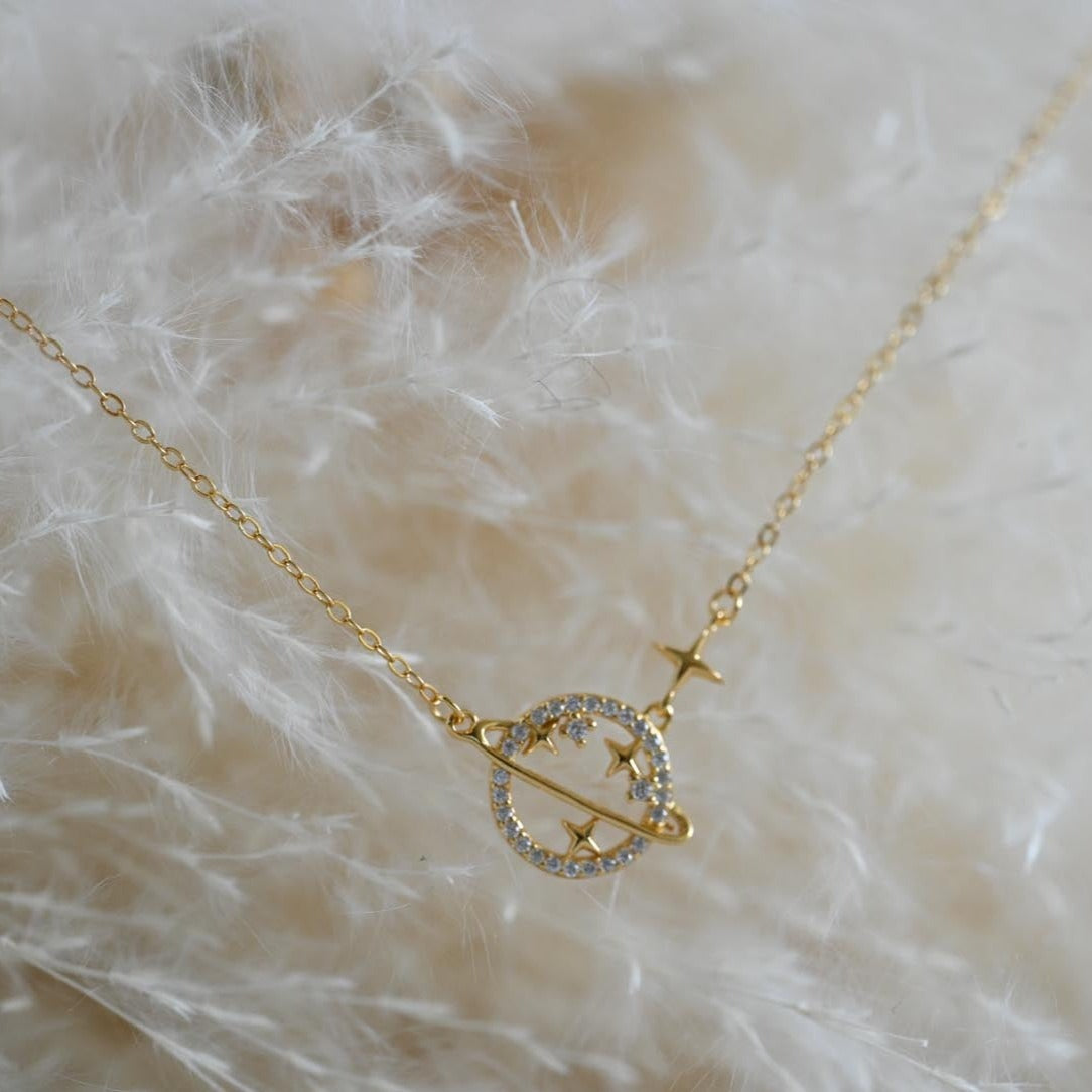 Delicate necklace with universe pendant – RundePerle Schmuck