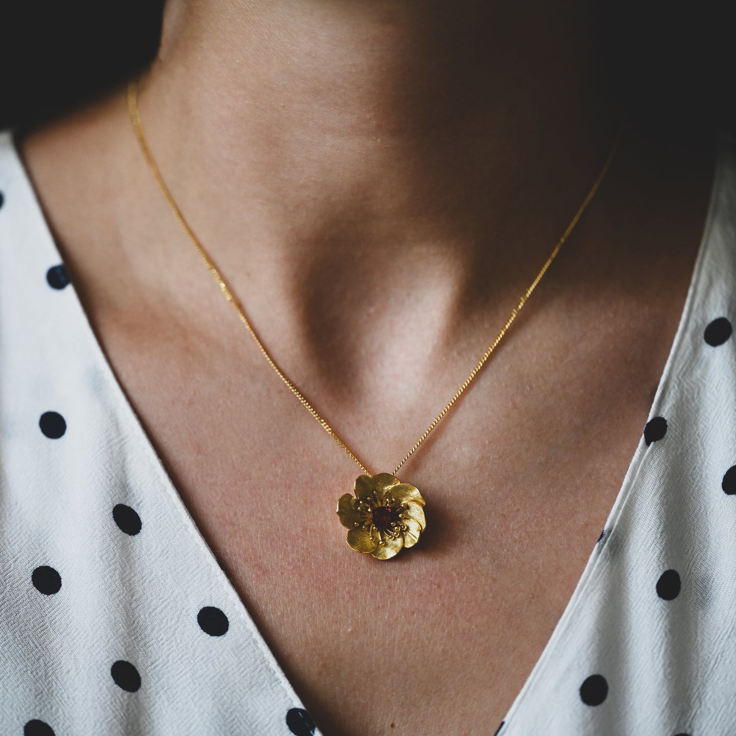 Handgefertigte Kette mit großer Anemone Blume, 925 Sterling Silber, 18K Gold, mit natürlichem Granat