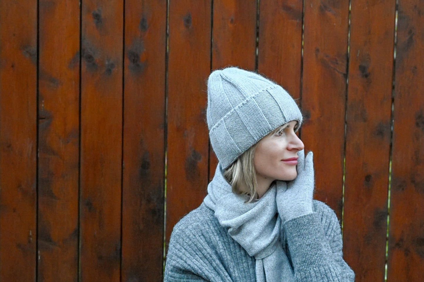 High-quality warm, soft hat, gloves and scarf made of cashmere and merino wool for women, light grey