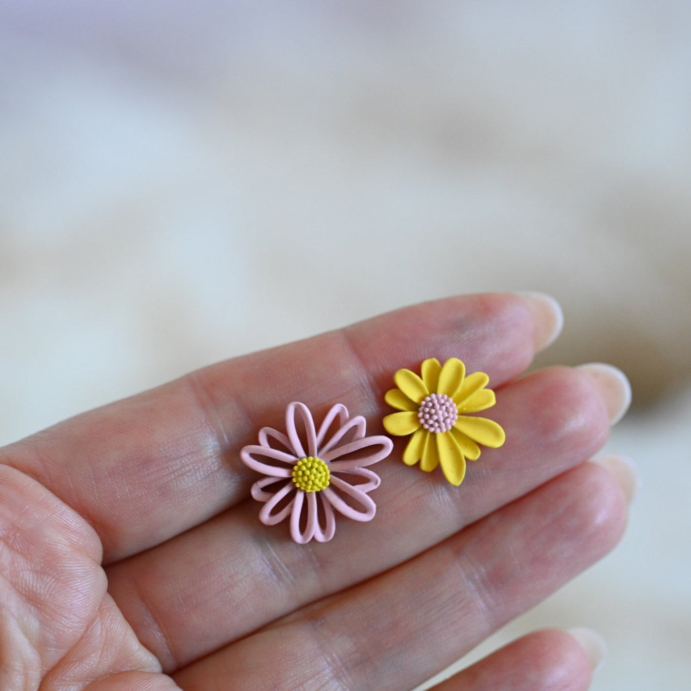 Chrysantheme und Gänseblümchen Ohrstecker aus Polymer Clay