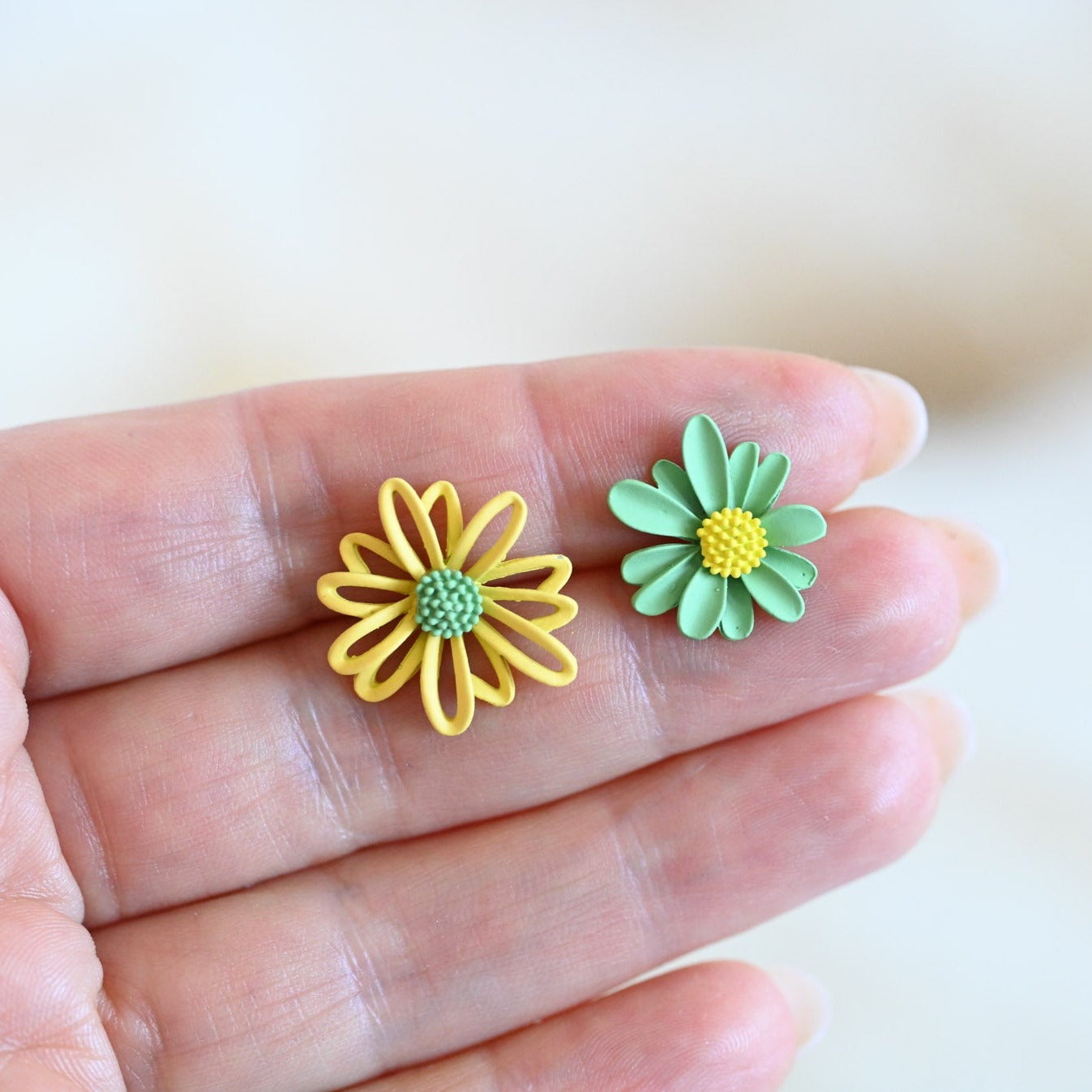 Chrysantheme und Gänseblümchen Ohrstecker aus Polymer Clay