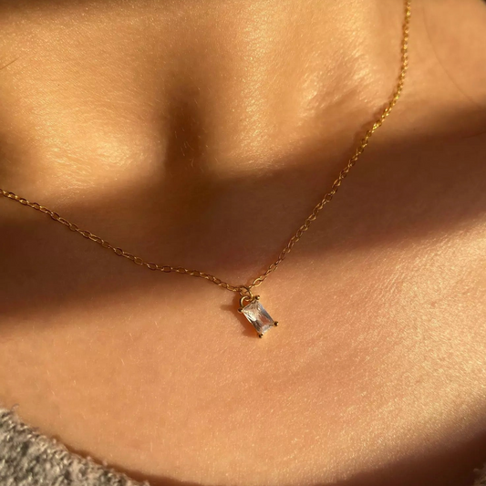 Minimalistische Kette mit kleinem Baguette Anhänger aus Cubic Zirconia