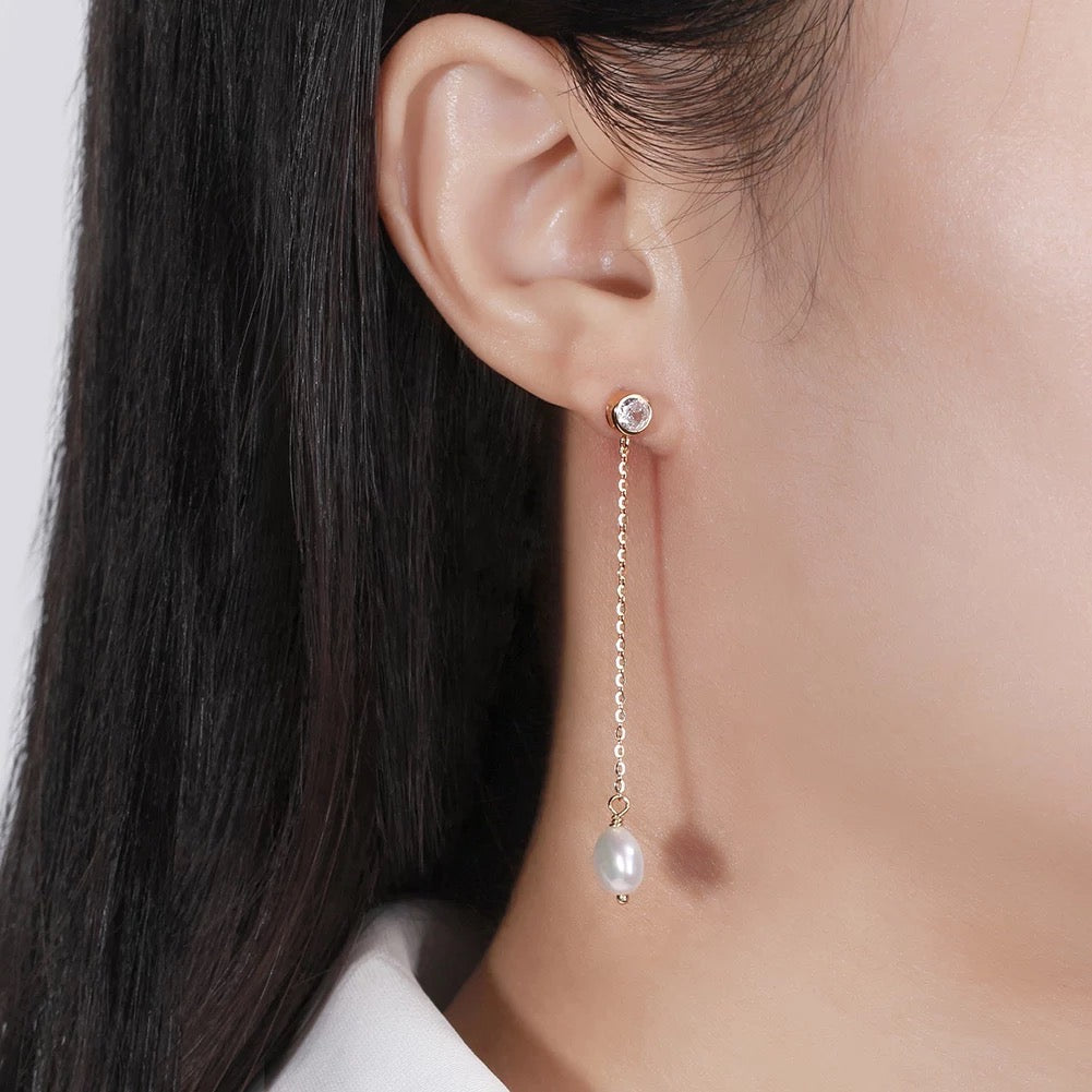 Drop earrings with zircon and pearl on a delicate chain