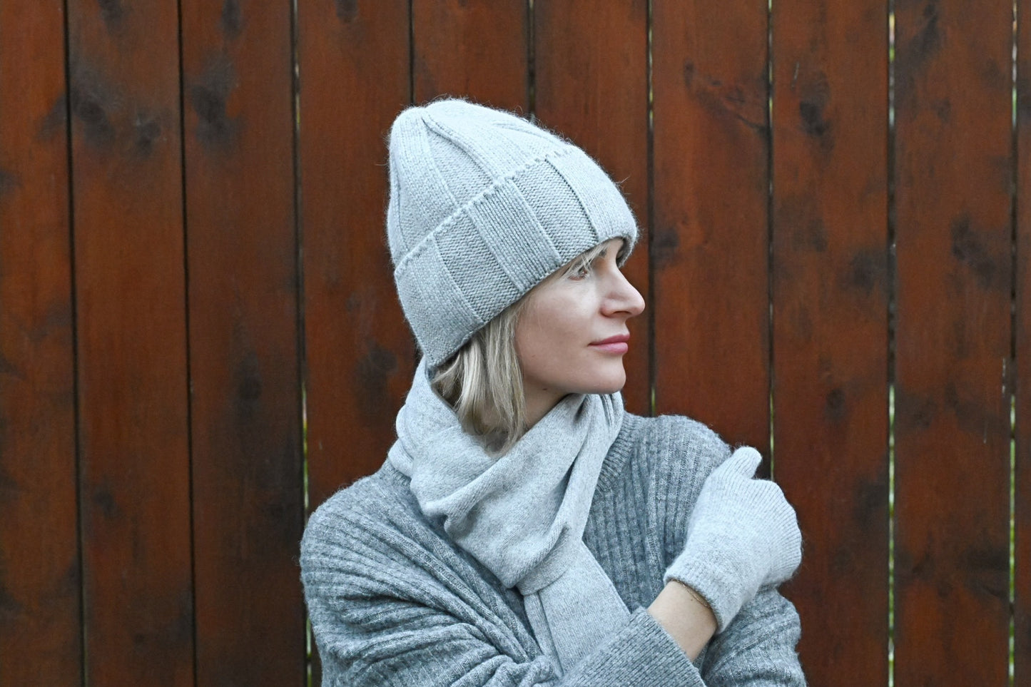 High-quality warm, soft hat, gloves and scarf made of cashmere and merino wool for women, light grey