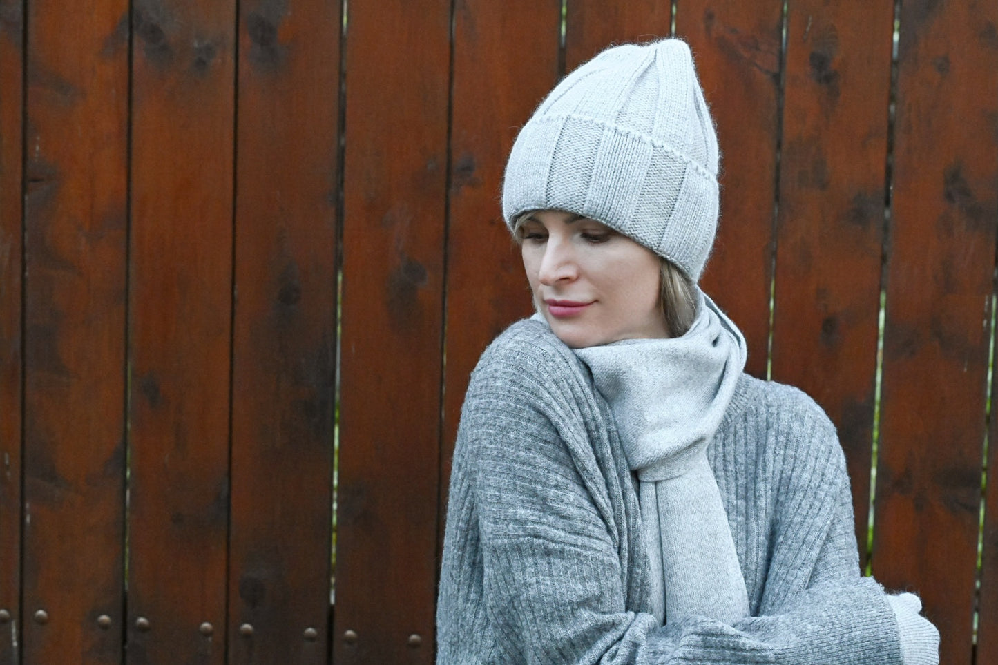 High-quality warm, soft hat, gloves and scarf made of cashmere and merino wool for women, light grey