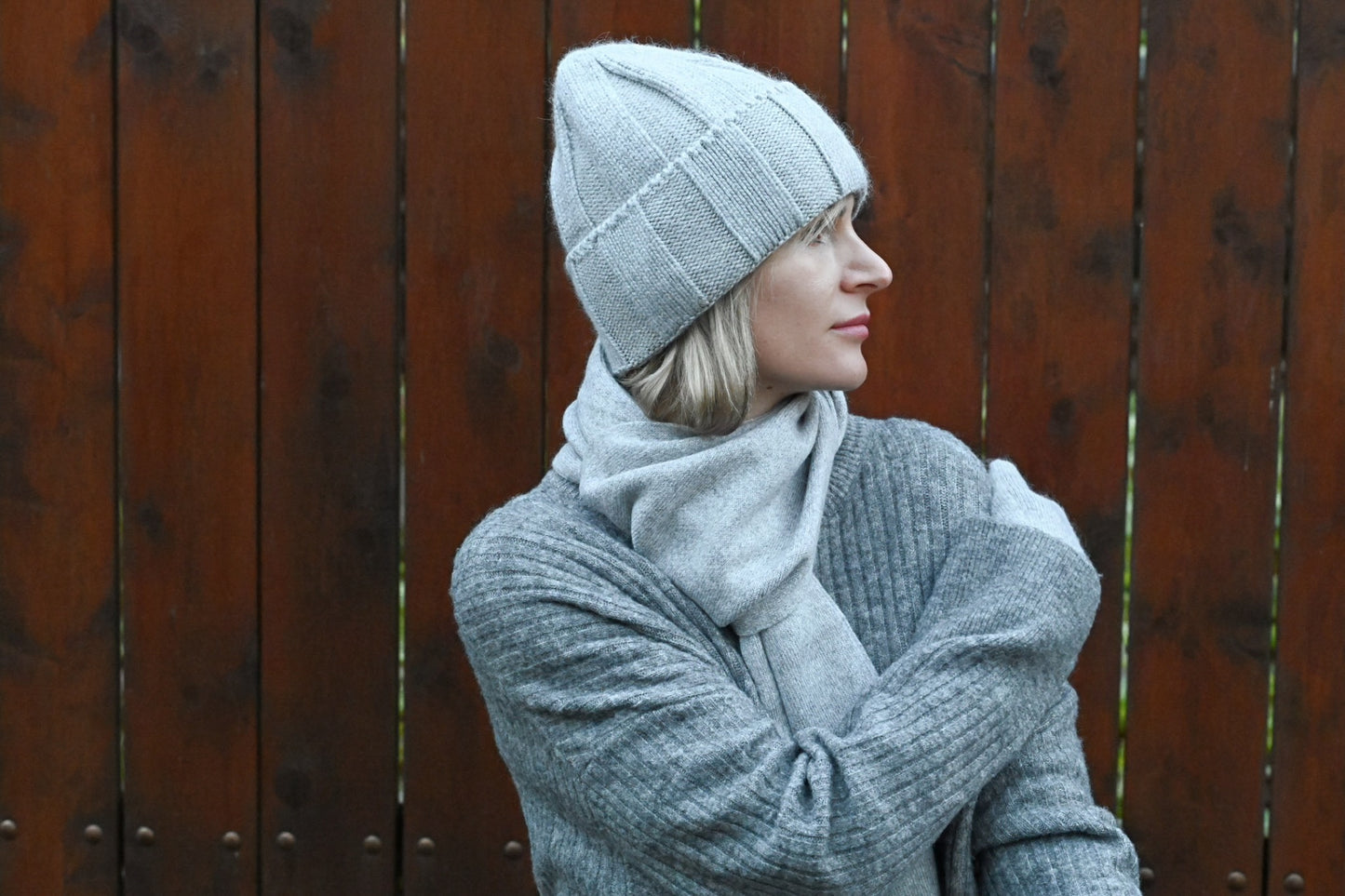 High-quality warm, soft hat, gloves and scarf made of cashmere and merino wool for women, light grey