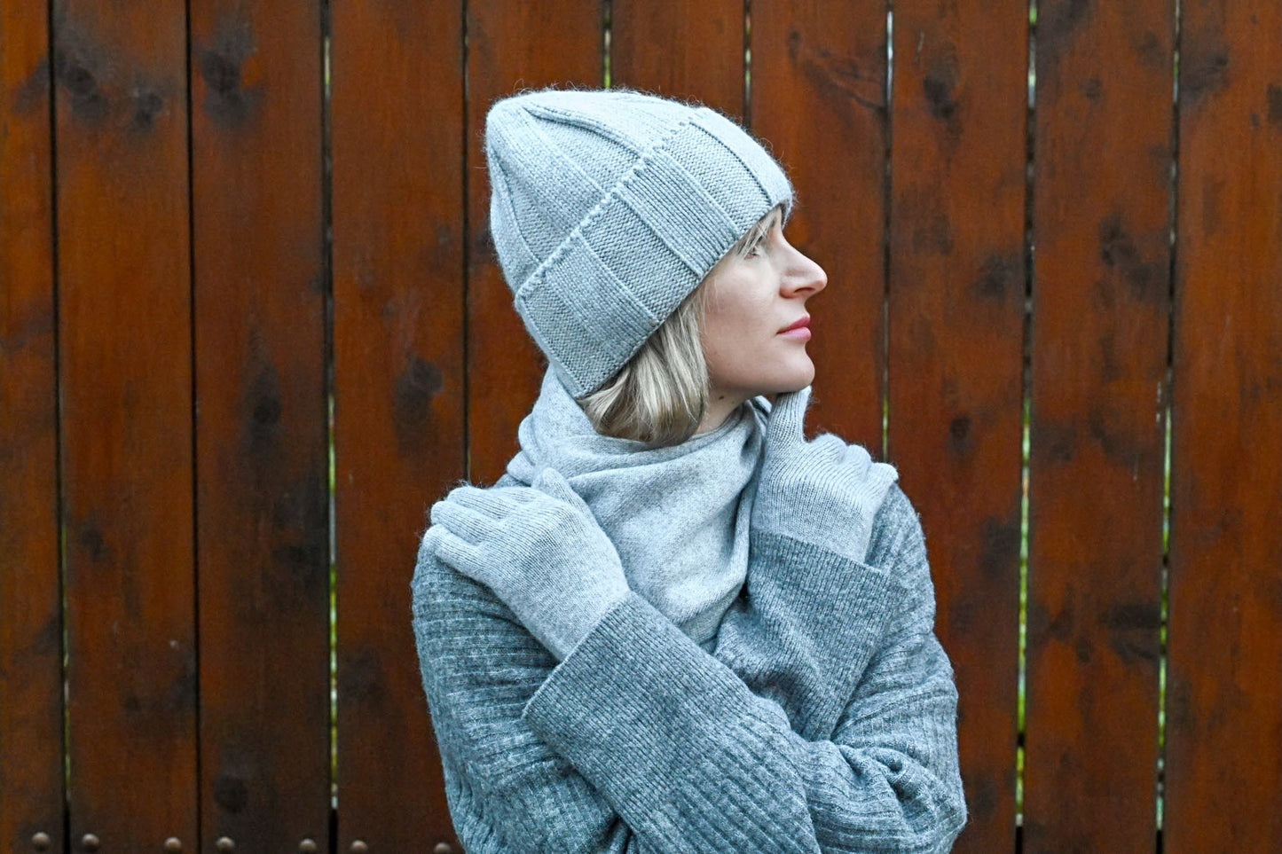 High-quality warm, soft hat, gloves and scarf made of cashmere and merino wool for women, light grey