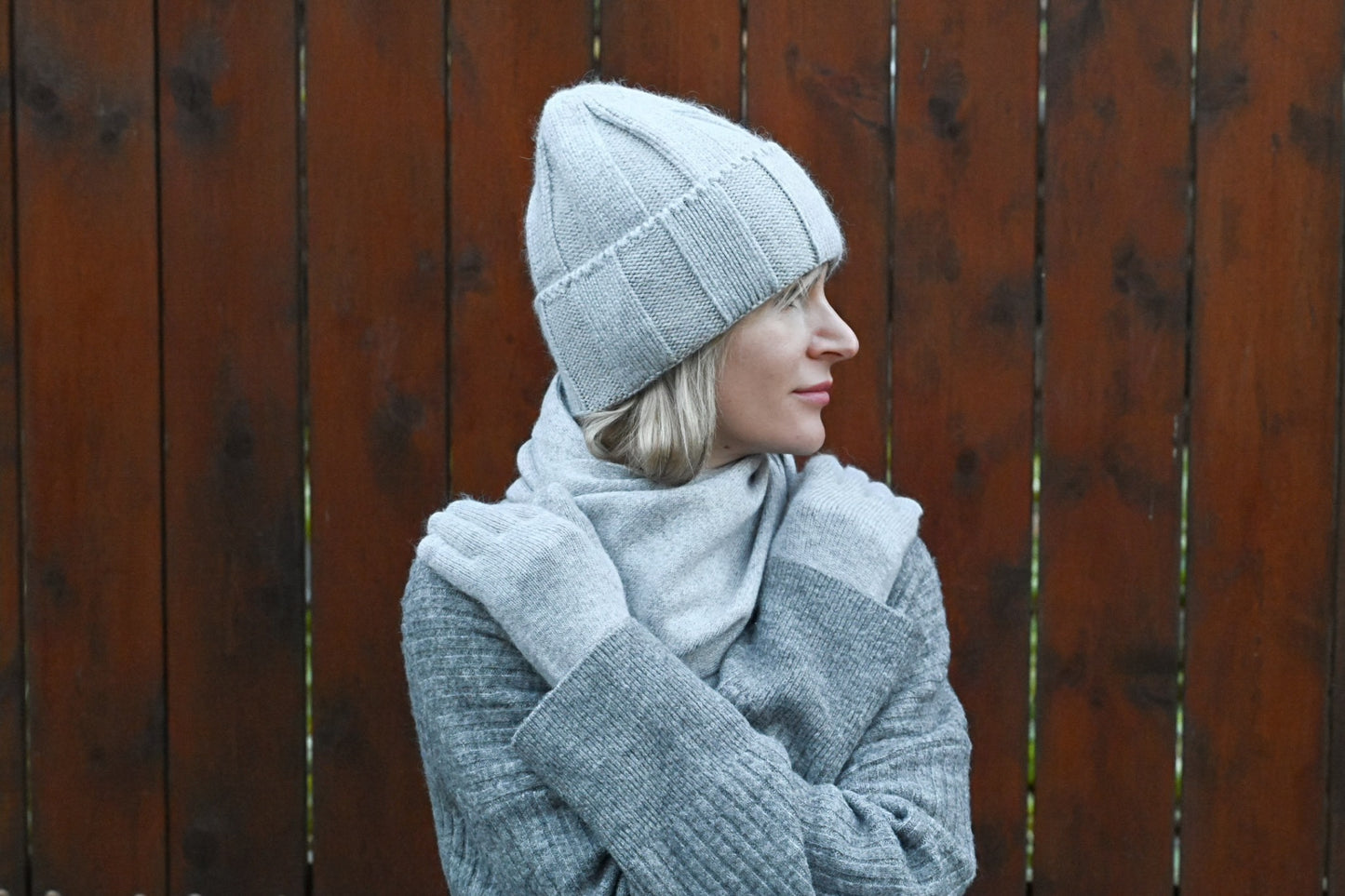 High-quality warm, soft hat, gloves and scarf made of cashmere and merino wool for women, light grey