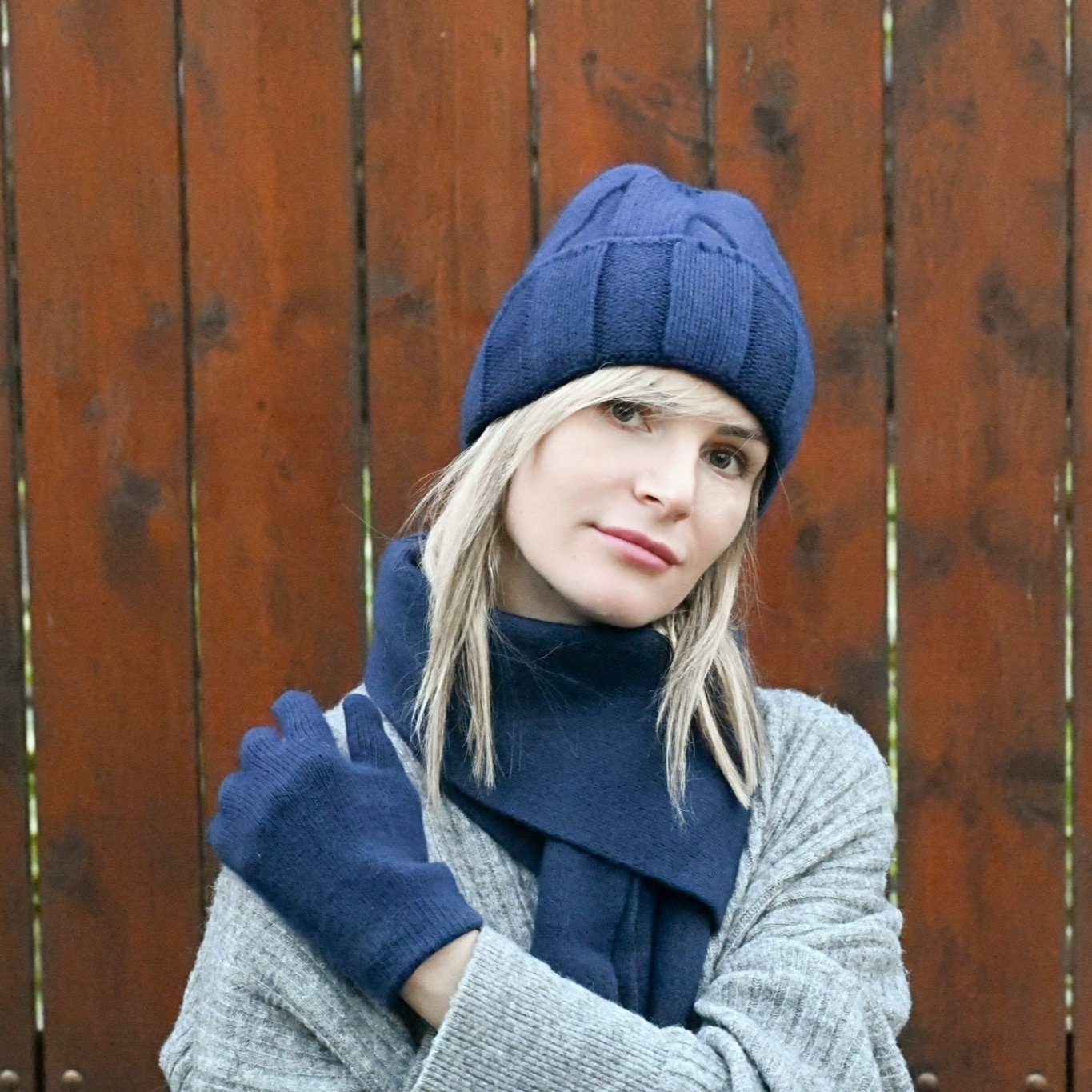 High-quality warm, soft hat, gloves and scarf made of cashmere and merino wool for women, blue