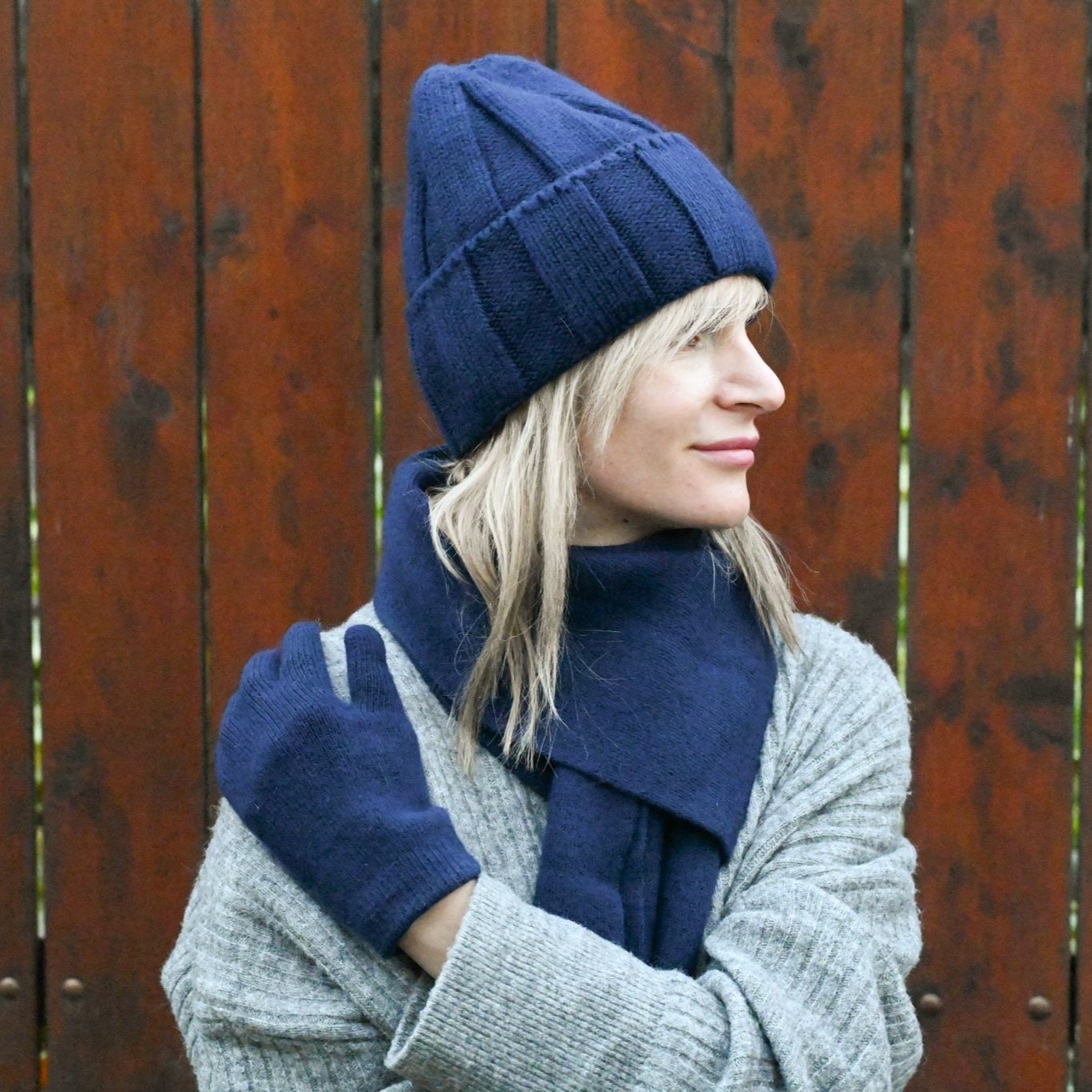 High-quality warm, soft hat, gloves and scarf made of cashmere and merino wool for women, blue