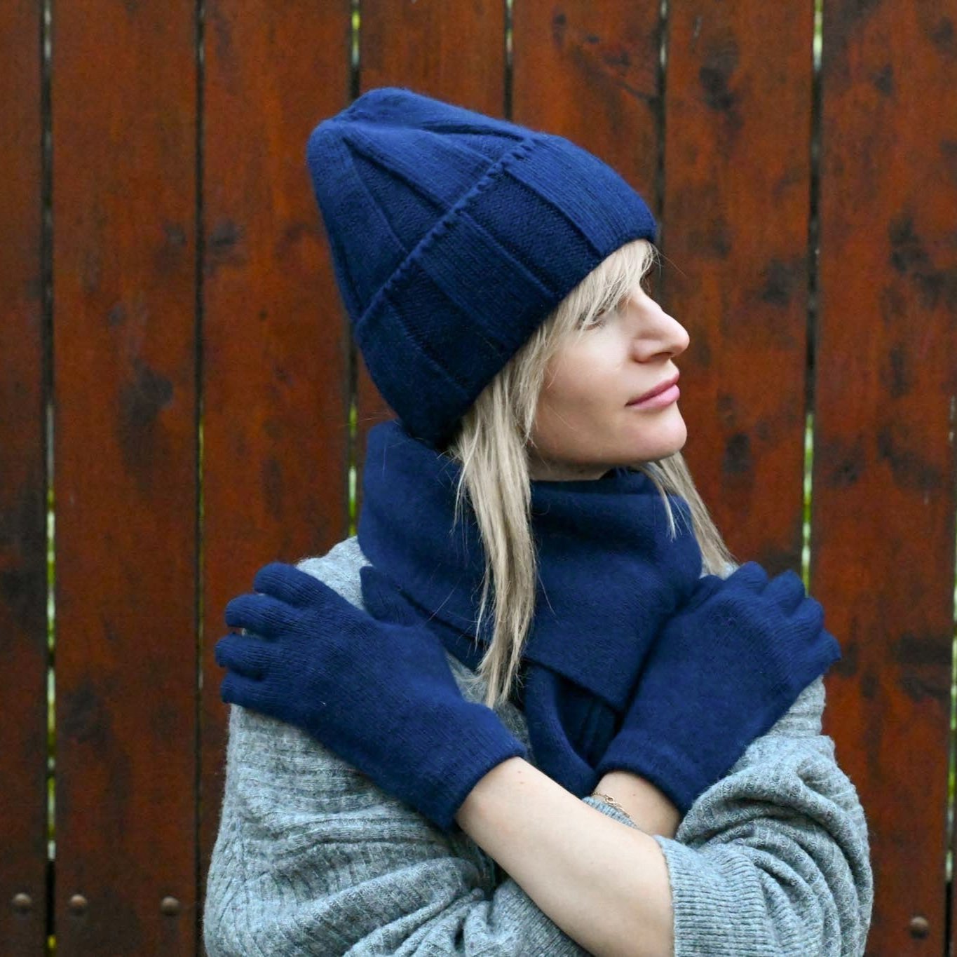 High-quality warm, soft hat, gloves and scarf made of cashmere and merino wool for women, blue