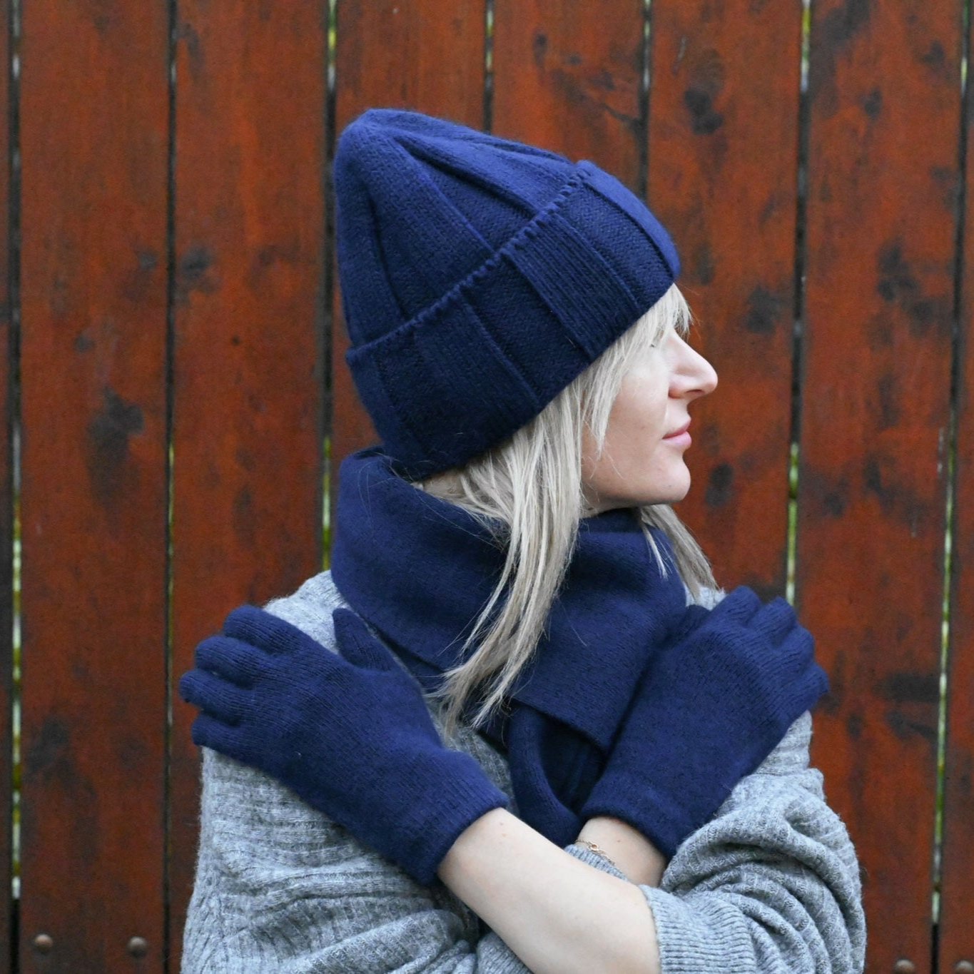 High-quality warm, soft hat, gloves and scarf made of cashmere and merino wool for women, blue