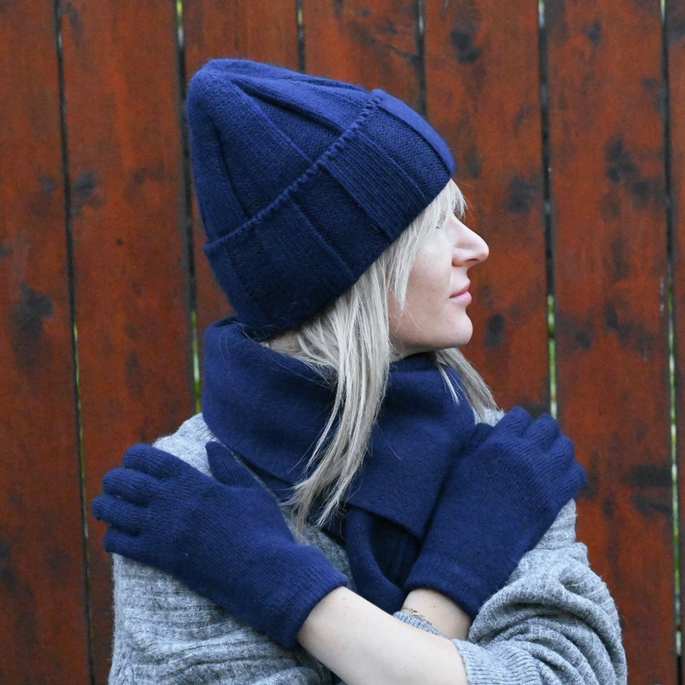 High-quality warm, soft hat, gloves and scarf made of cashmere and merino wool for women, blue