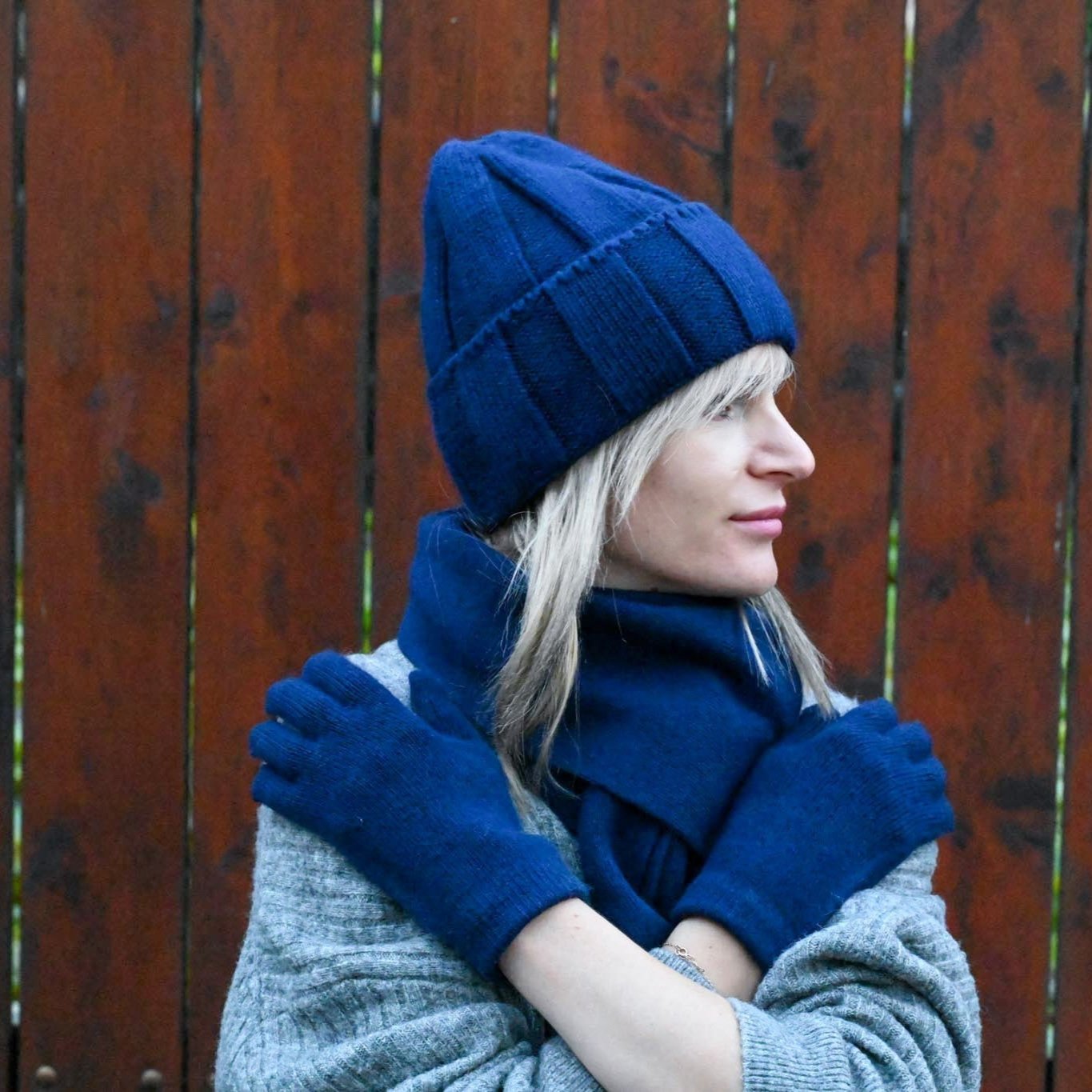 High-quality warm, soft hat, gloves and scarf made of cashmere and merino wool for women, blue