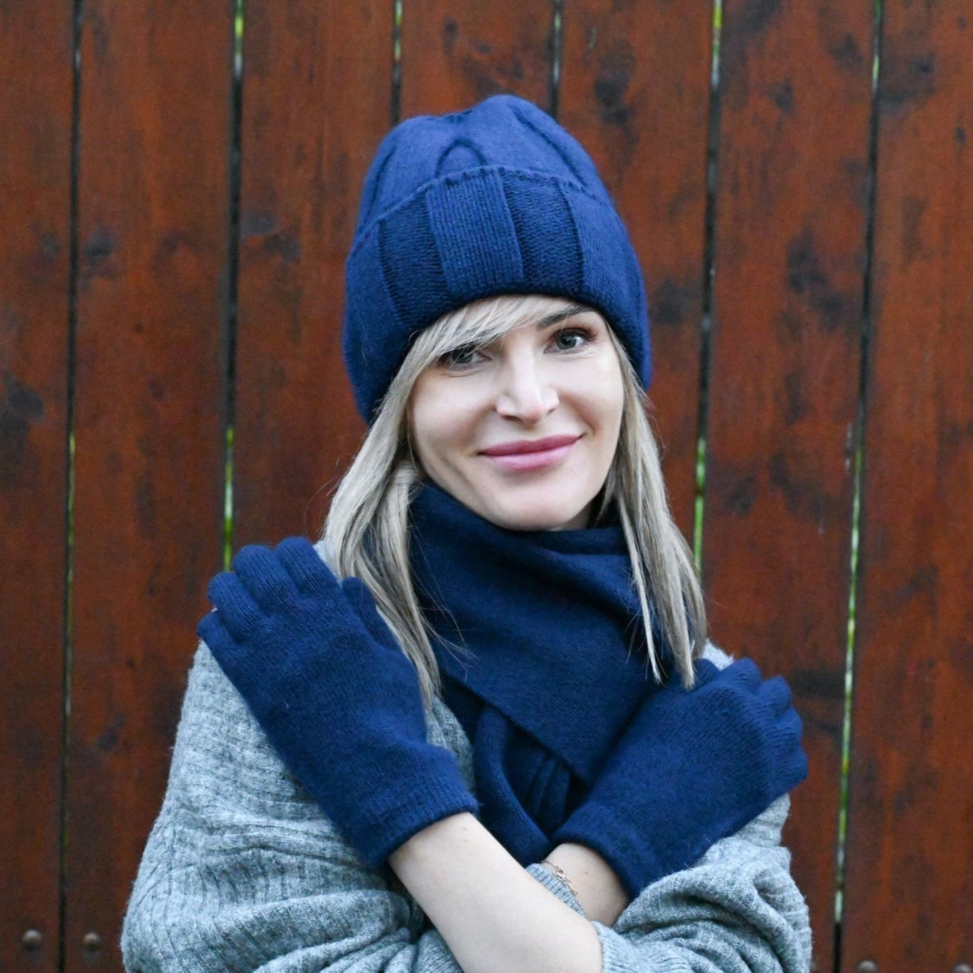 High-quality warm, soft hat, gloves and scarf made of cashmere and merino wool for women, blue