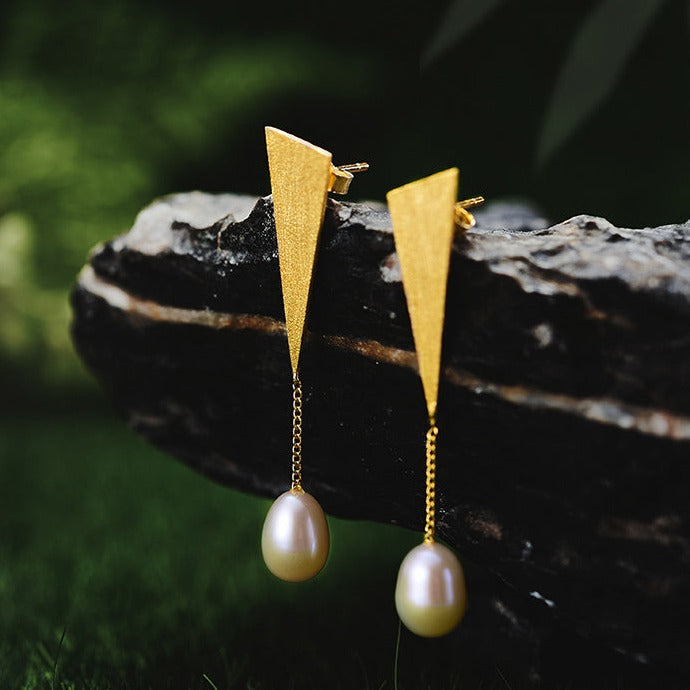 Hanging earrings triangle and pearl