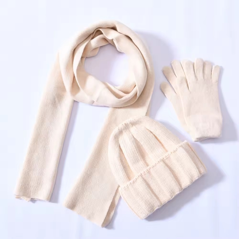 High-quality warm, soft hat, gloves and scarf made of cashmere and merino wool for women, beige